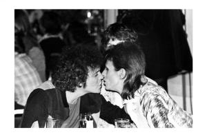 Reed and Bowie kissing.